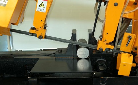 钦南数控带锯床自动送料精度会出现偏差吗？