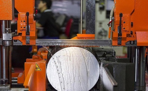 钦南立式金属带锯床切削出现跑带故障解决方法！